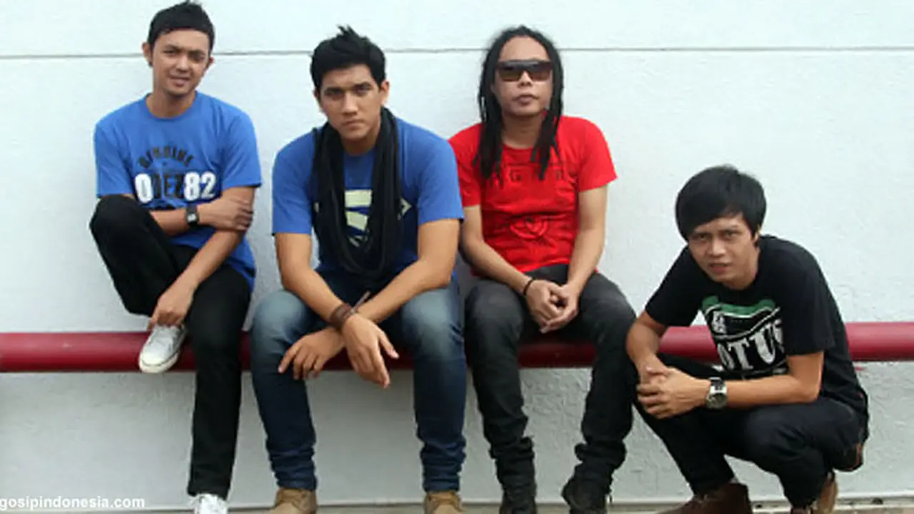 naff_band_130320c.jpg
