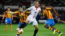 Gelandang bertahan Valencia, Javier Fuego (kedua dari kiri) berusaha merebut bola yang dikuasai Ivan Rakitic (Sevilla) Feghouli di laga pertama semifinal Liga Europa di Seville, (25/4/2014). (REUTERS/Marcelo del Pozo)