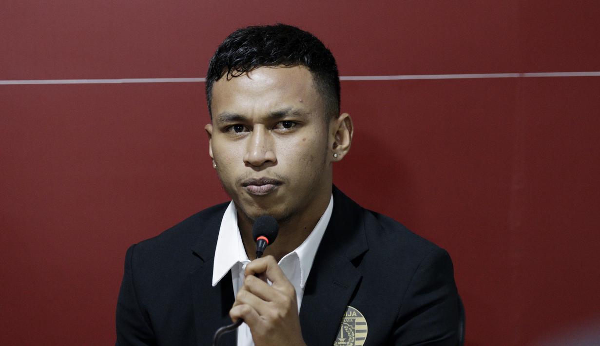 Pemain baru Persija Jakarta, Osvaldo Haay, memberikan keterangan saat diperkenalkan di Kantor Persija, Kuningan, Jakarta, Senin, (10/2/2020). Pemain andalan Timnas Indonesia U-23 itu resmi memperkuat Macan Kemayoran musim depan. (Bola.com/M Iqbal Ichsan)