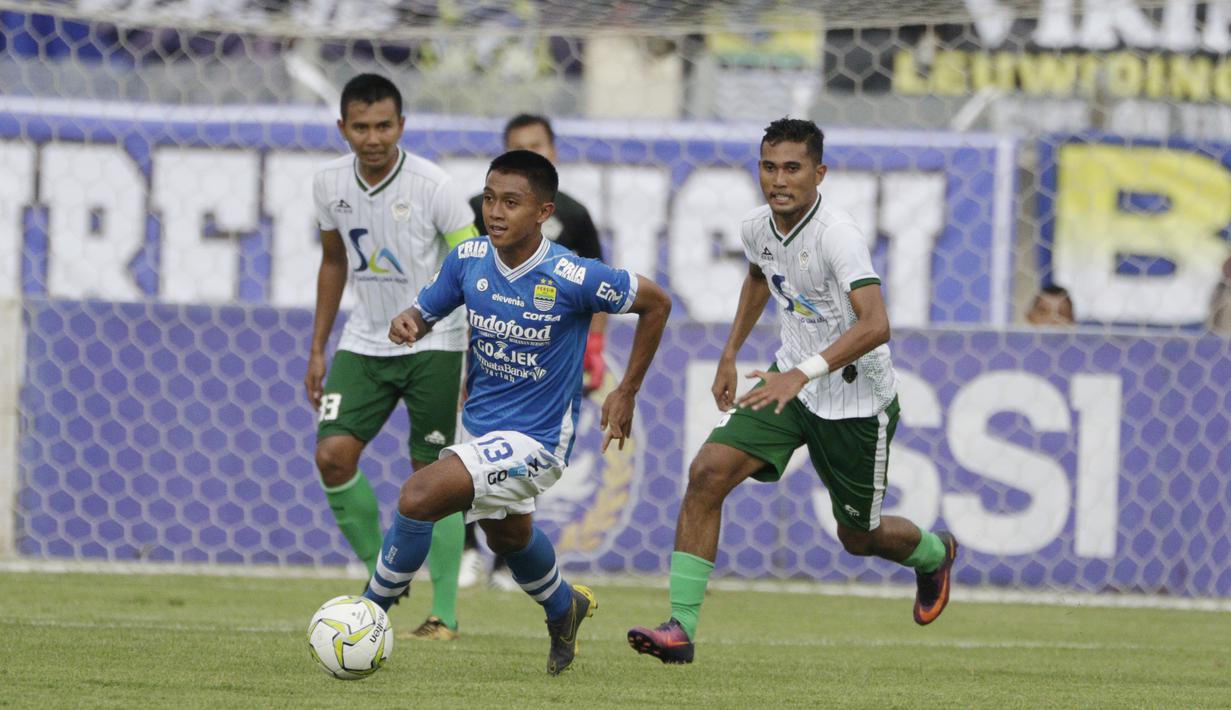 Gelandang Persib Bandung, Febri Hariyadi, menggiring bola saat melawan Persiwa Wamena pada laga Piala Indonesia di Stadion Si Jalak Harupat, Bandung, Senin (11/2). Persib menang 7-0 atas Persiwa. (Bola.com/M Iqbal Ichsan)
