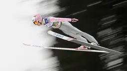 Pemain ski Norwegia, Anders Fannemel melayang di udara pada putaran percobaan turnamen Four Hills Ski Jumping ke-65 di Innsbruck, Austria, Rabu (3/1). Turnamen ski bergengsi itu akan berakhir di Bischofshofen pada 6 Januari2018. (AP/Matthias Schrader)