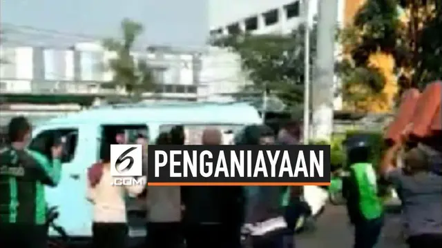 Sejumlah pengemudi ojek online mengeroyok petugas dishub. Pengemudi marah karena penertiban yang dilakukan Dishub Jakarta Pusat.