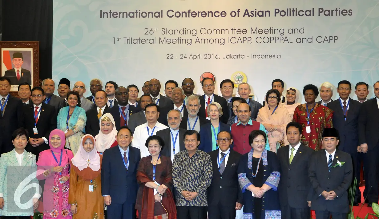 Wapres Jusuf Kalla (tengah) bersama peserta ICAPP foto bersama di acara Konferensi Internasional Partai Politik se-Asia atau International Conference of Asian Political Parties (ICAPP) 2016 di Jakarta, Jumat (22/4). (Liputan6.com/Johan Tallo)