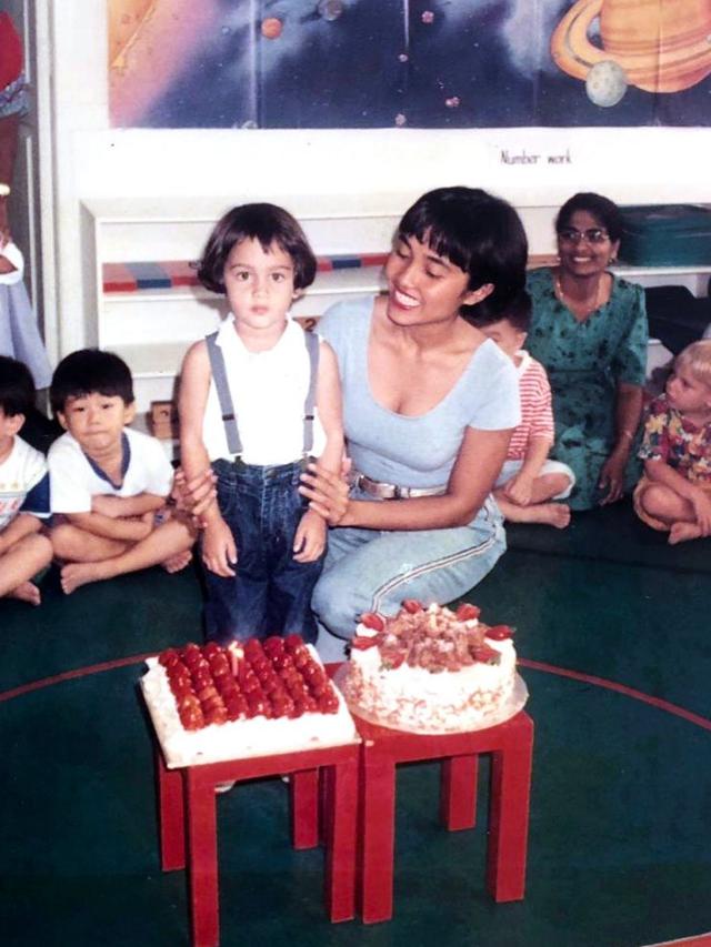 7 Gaya Ibunda Cinta Laura, Selalu Berponi dan Berkacamata