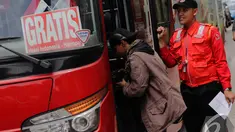 Seorang penumpang menaiki bus gratis di Thamrin, Jakarta, Rabu (17/12/2014). (Liputan6.com/Faizal Fanani)