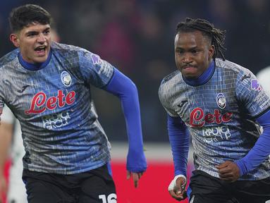 Pemain Atalanta, Ademola Lookman (kanan) mengenakan jersey spesial Natal saat merayakan golnya ke gawang Empoli pada laga lanjutan Liga Italia 2024/2025 di Gewiss Stadium, Bergamo, Italia, Minggu (22/12/2024) waktu setempat. (AP Photo/LaPresse/Spada)