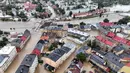 Di Glucholazy, permukaan air sungai telah melampaui batas aman sejauh dua meter dan penduduk yang tinggal di jalan-jalan di dekatnya telah dievakuasi. (Sergei GAPON/AFP)