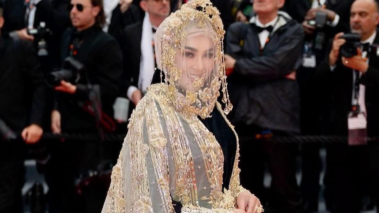 6 Detail Outer dan Veil Emas yang Dikenakan Syahrini di Hari ke-2 Festival Film Cannes, Memesona