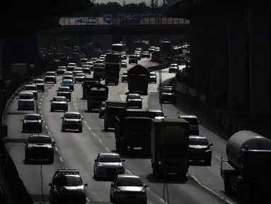 Padat merayap kendaraan di ruas jalan Tol Jakarta-Cikampek, Bekasi, Jawa Barat, Sabtu (29/12). Menghadapi libur panjang akhir tahun diperkirakan volume kendaraan meningkat hingga 30 persen. (Merdeka.com/Imam  Buhori)