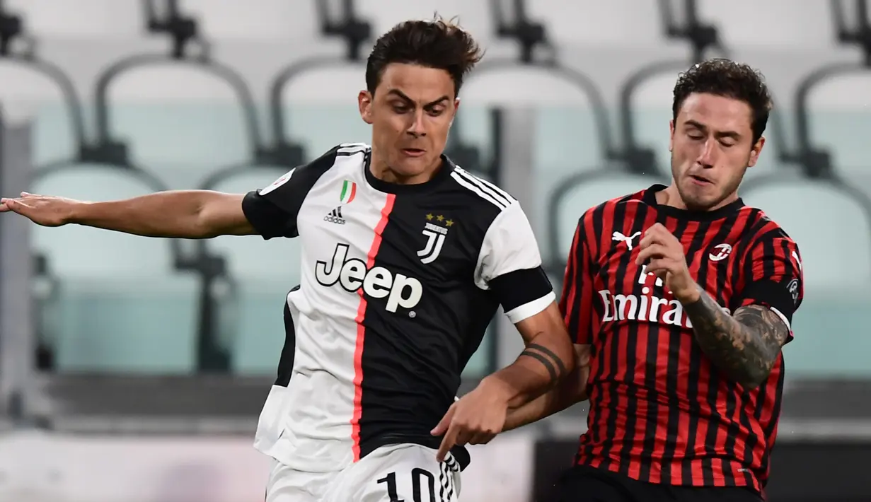 Penyerang Juventus, Paulo Dybala, berebut bola dengan pemain AC Milan pada laga leg kedua semifinal Coppa Italia di Allianz Stadium, Sabtu (13/6/2020) dini hari WIB. Juventus lolos ke final usai bermain imbang 0-0 atas AC Milan. (AFP/Miguel Medina)