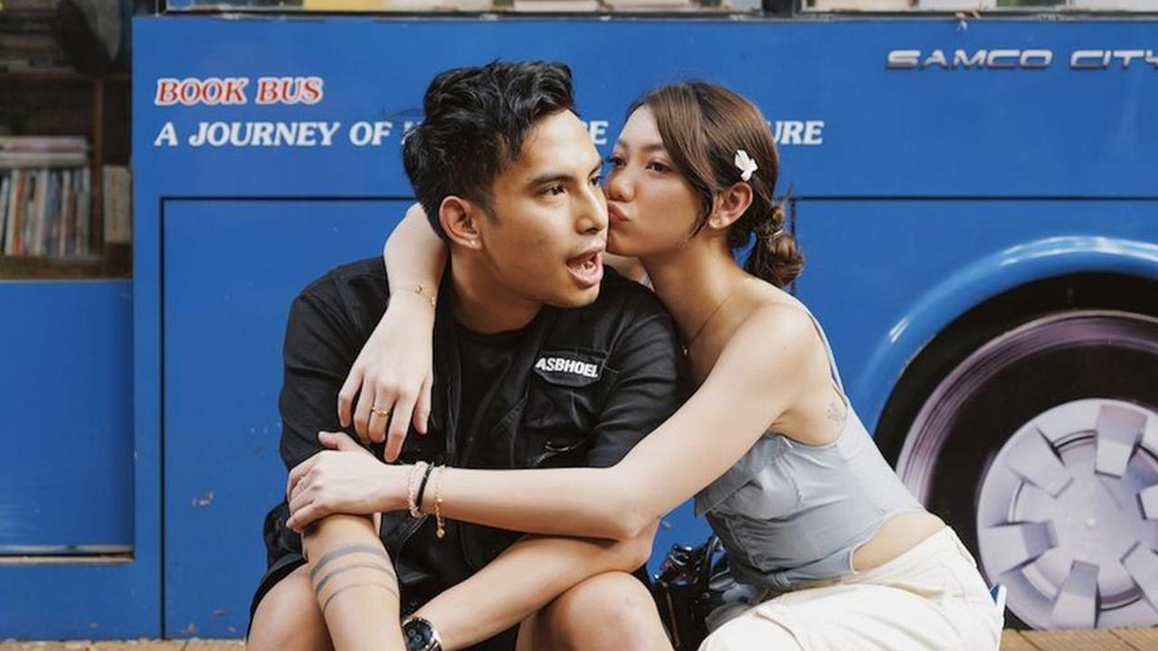 Okin kini tengah berbahagia menjalin hubungan dengan Regina, seorang selebgram cantik sekaligus dancer. Meskipun jarak usia mereka cukup jauh, keduanya justru semakin terlihat mesra.<br>