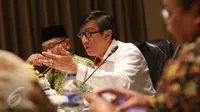 Menteri Hukum dan HAM Yasonna Laoly saat rapat koordinasi di Bogor, Jawa Barat, Jumat (23/9) malam. Forum yang diikuti pakar ahli hukum untuk mengakomodasi keinginan publik guna mencari jalan tengah dari PP No.99 Tahun 2012. (Liputan6.com/Angga Yuniar)