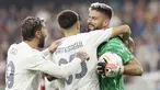 Kiper AC Milan, Olivier Giroud, dipeluk rekannya setelah melakukan penyelamatan krusial saat melawan Genoa pada pekan ke-8 Serie A 2023/2024 di Stadion Luigi Ferraris, Minggu (8/10/2023). Pemain asal Prancis itu sukses mengamankan tiga poin setelah melakukan penyelamatan krusial di depan gawang AC Milan yang terjadi pada menit 90+15. (Tano Pecoraro/LaPresse via AP)