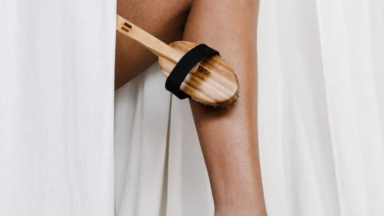 5. Menggosok kaki untuk mengangkat sel-sel kulit mati