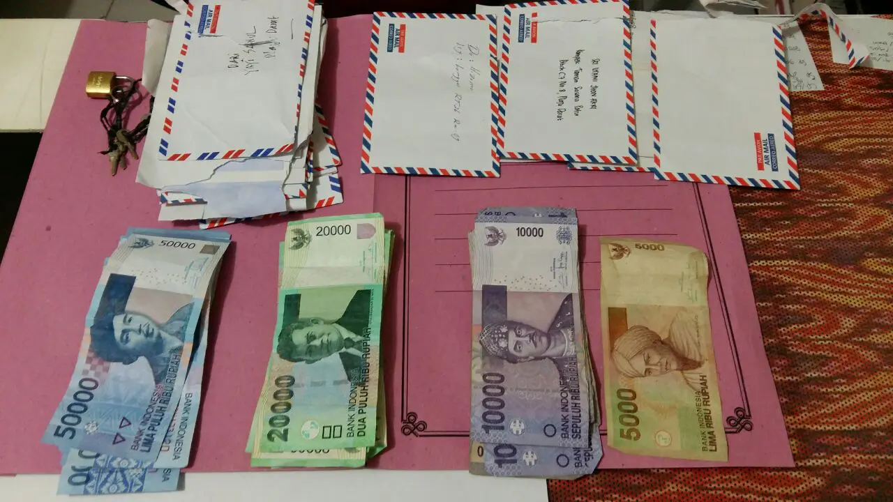Setelah menggondol kota amplop hajatan, Dedi menyembunyikannya di kebun