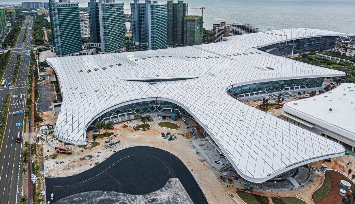 Foto dari udara yang diabadikan pada 25 Agustus 2020 ini menunjukkan proyek pembangunan tahap dua gedung Hainan International Convention and Exhibition Center di Haikou, Provinsi Hainan, China selatan. Pekerjaan utama proyek tersebut telah rampung belum lama ini. (Xinhua/Pu Xiaoxu)