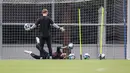 <p>Dua kiper Timnas Jerman U-17, Max Schmitt (kanan) dan Louis Babatz melakukan latihan menjelang laga final Piala Dunia U-17 2023 di Lapangan Kota Barat, Solo, Kamis (30/11/2023). (Bola.com/Bagaskara Lazuardi)</p>