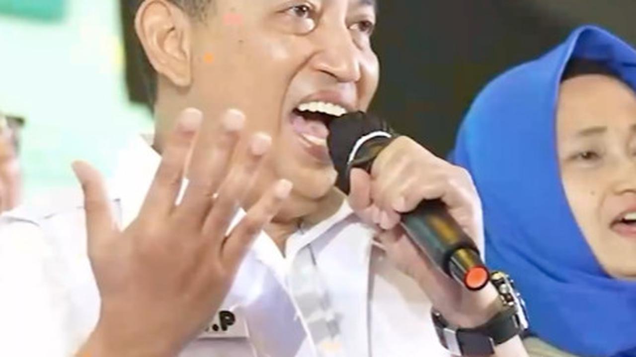 ⁠Momen Kapolri Jenderal Listyo Sigit Prabowo 'Happy' Banget Ikut Reuni Putih Abu-abu, Penampilannya Pakai Seragam SMA Curi Perhatian