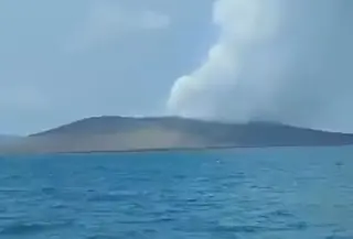 Penampakan Terkini Anak Krakatau dari KRI Lepu. Foto: @bpbdlampung