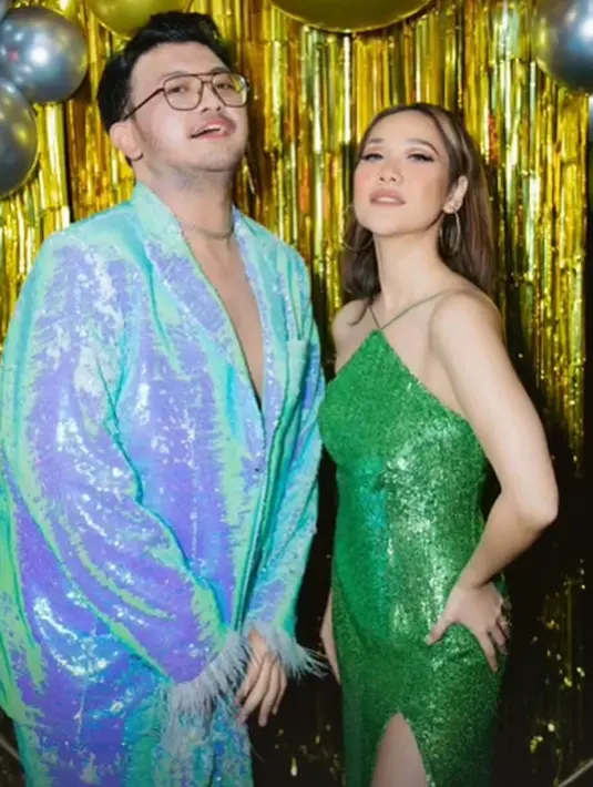 BCL tampil bersinar dan jadi pusat perhatian berkat gaun sequin halterneck berwarna hijau. [@untungadaaji]