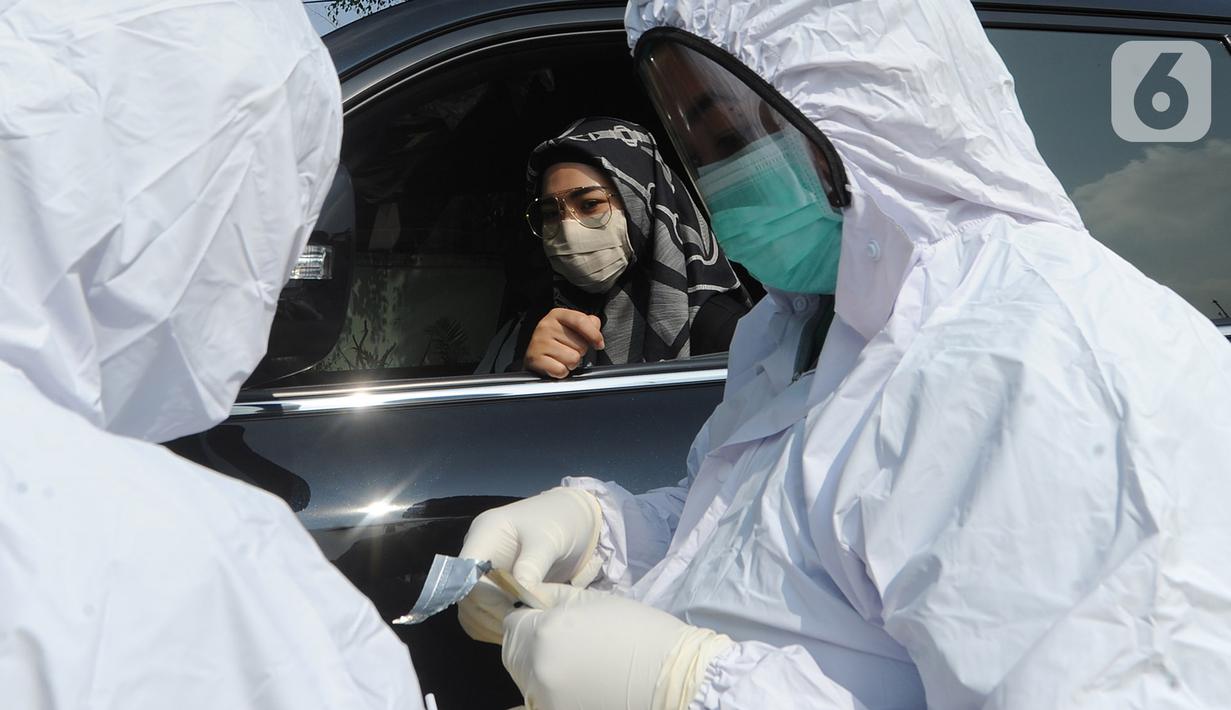 Warga melakukan Rapid Test (tes cepat) mandiri COVID -19 secara drive thru di Akses Senayan Park Jalan Gerbang Pemuda, Jakarta, Kamis (23/4/2020). Drive thru Rapid Tes Covid -19 dibanderol dengan harga Rp 489.000, periode 17-30 April 2020 pukul 08.00-10.00 WIB. (merdeka.com/Arie Basuki)