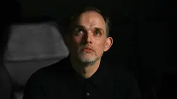 Federasi Sepak Bola Inggris (FA) pada Rabu (16/10/2024) resmi menunjuk Thomas Tuchel sebagai pelatih baru timnas Inggris. Tampak dalam foto, Pelatih kepala Bayern Munich asal Jerman, Thomas Tuchel sebelum pertandingan sepak bola leg kedua semifinal Liga Champions UEFA antara Real Madrid CF dan FC Bayern Munich di stadion Santiago Bernabeu, Madrid, 8 Mei 2024. (JAVIER SORIANO/AFP)