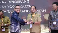 Wali Kota Tangerang, Arief R Wismansyah menerima Penghargaan Inovasi Daerah Kategori Kota Sangat Inovatif untuk Pemkot Tangerang dalam acara Penganugerahan Innovative Government Award (IGA) Tahun 2023 yang diinisiasi oleh Kementerian Dalam Negeri (Kemendagri). (Ist).