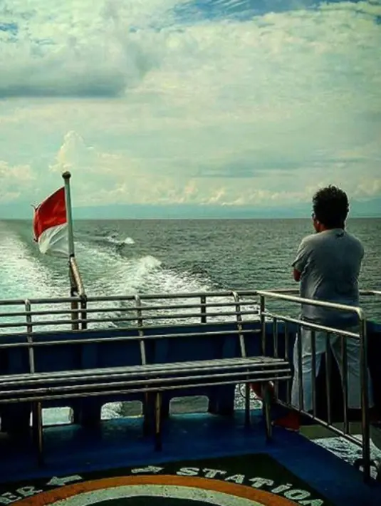 Salah satu unggahannya, Is tampak berada di sebuah kapal yang sedang berlayar di tengah laut. Ia pun menyertakan tulisan bahwa pilihan harus ada dalam hidup. Selain itu, kata Pamit juga dituliskan Is di dalamnya. (Instagram/pusakata)
