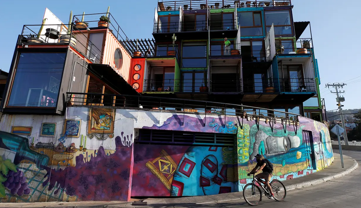 Pengendara sepeda melewati Hotel WineBox Valparaiso di Valparaiso, Chile, Senin (11/3). Hotel WineBox Valparaiso terbuat dari 25 kontainer bekas. (REUTERS/Rodrigo Garrido)