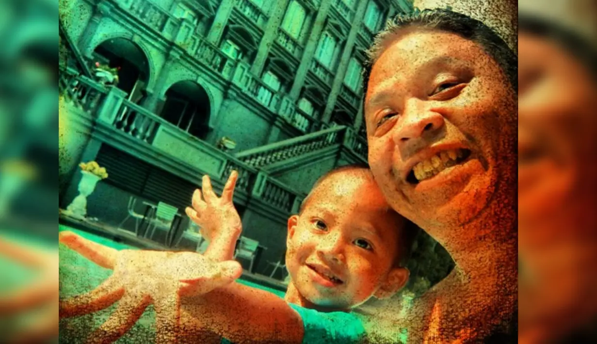 Mochammad Fachroni (Oon Project Pop) berpose bersama anaknya. Oon  diketahui mengidap penyakit komplikasi jantung, liver, ginjal, dan diabetes. (Instagram/ronio2n)
