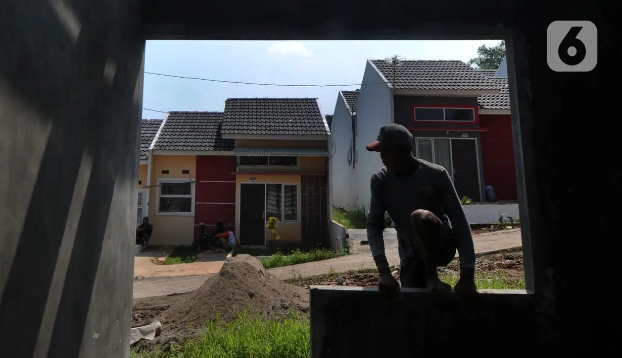 Pekerja menyelesaikan pembangunan rumah bersubsidi di Kompleks Perumahan Grand Viona, Ciseeng, Bogor, Selasa (8/6/2021). Walaupun pada tahun lalu pembangunan rumah bersubsidi hanya tercapai 950.000 unit rumah dari target satu juta rumah. (merdeka.com/Arie Basuki)