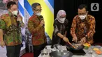 Dirut Bank BTN Haru Koesmahargyo (kanan) memasak menggunakan kompor induksi dalam acara Ayo Investasi Properti di Kawasan Transit Oriented Development (TOD) dan Launching KPR/KPA Platinum Bundling Kompor Induksi Bersama Bank BTN di Jakarta, Rabu (28/4/2021). (Liputan6.com/Pool/BTN)