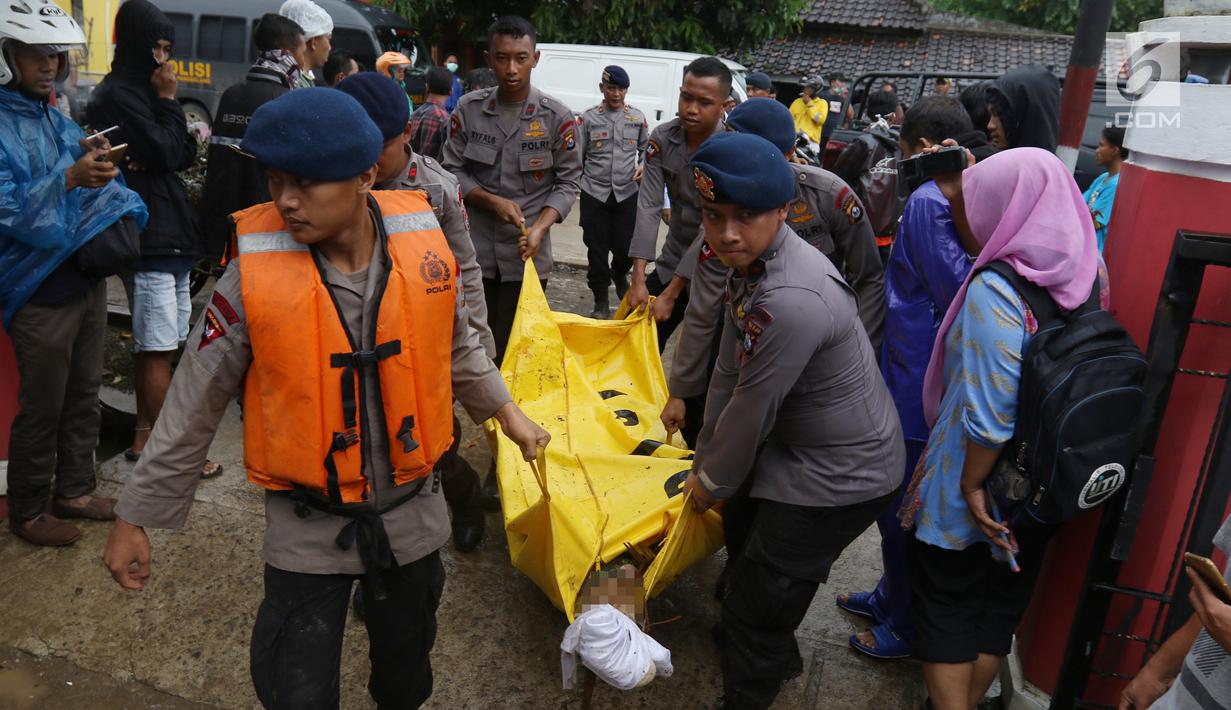 Polisi mengevakuasi jenazah korban gelombang Tsunami Anyer di Puskesmas Carita, Banten, Minggu (23/12). BNPB mencatat ratusan orang meninggal dunia dan ratusan luka-luka. (Liputan6.com/Angga Yuniar)
