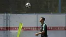 Striker Portugal, Cristiano Ronaldo, saat latihan jelang laga putaran kedua Piala Dunia di Kratovo, Rusia, Selasa (19/6/2018). Portugal akan berhadapan dengan Maroko. (AP/Francisco Seco)