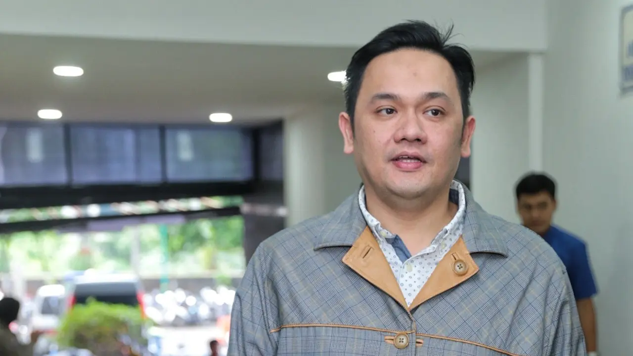 [Bintang] Banyak Pengacara Pamer Kekayaan, Ini Saran Farhat Abbas