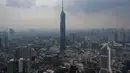 Menara Merdeka (KL118) dan gedung-gedung komersial tampak diselimuti kabut asap di Kuala Lumpur, Selasa, 11 Agustus 2026/ (AFP/ Mohd Rasfan).