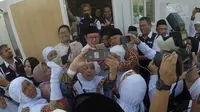 Saat jemaah calon haji mengerubungi Menteri Agama Lukman Hakim Saifuddin. (MCH Indonesia)