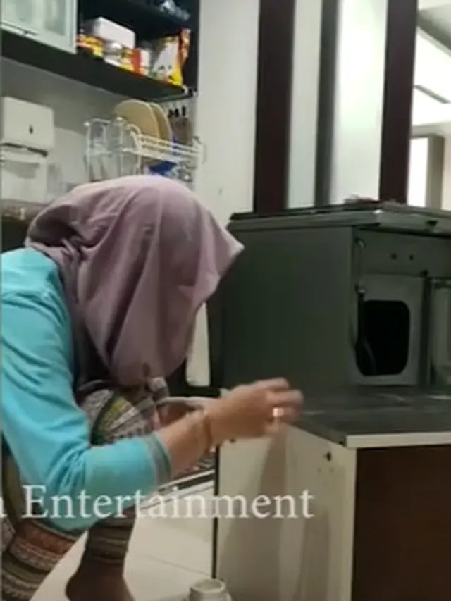 Kegiatan keseharian Angelina Sondakh usai hirup udara bebas