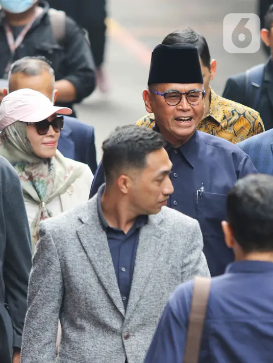 Pria 76 tahun itu tampak mengenakan kemeja biru dongker dan peci. (Liputan6.com/Herman Zakharia)