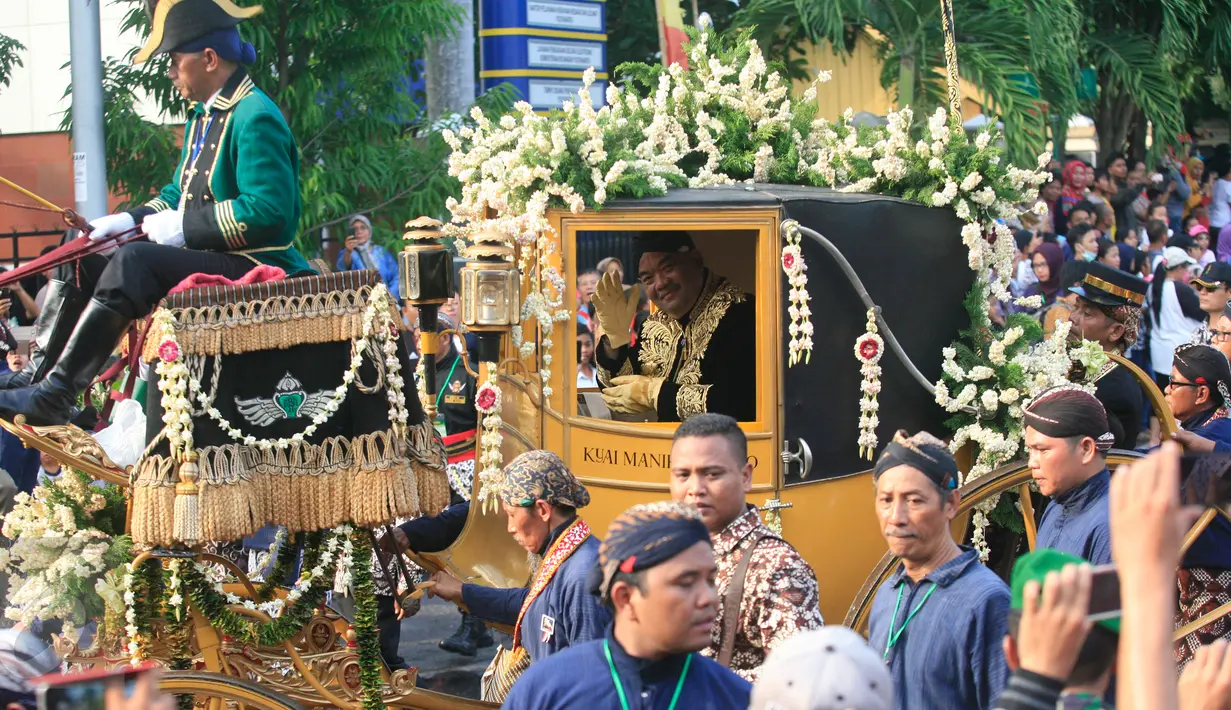 KGPAA Paku Alam X menyapa pengunjung saat mengikuti kirab ageng di Yogyakarta, (7/1) .KGPAA Paku Alam X di nobatkan sebagai raja Kadipaten Pakualaman usai mengikuti upacara jumeneng dalem di Bangsal Sewotomo Puro Pakualaman.(Boy Harjanto)
