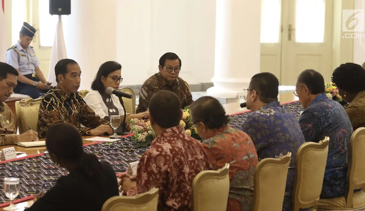 Suasana pertemuan Presiden Joko Widodo (Jokowi) dengan Presiden Bank Dunia Jim Yong Kim di Istana Kepresidenan Bogor, Jawa Barat, Rabu (4/7). Pertemuan membahas persiapan Annual Meeting IMF-World Bank di Bali pada Oktober 2018. (Liputan6.com/Angga Yuniar)
