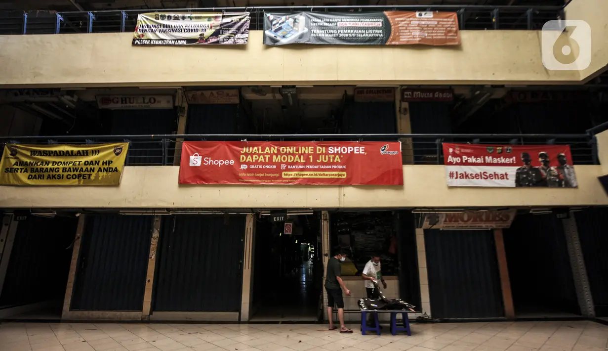 Dua orang pria beraktivitas di Pasar Cipulir, Jakarta, Rabu (7/7/2021). Pemberlakuan Pembatasan Kegiatan Masyarakat (PPKM) Darurat pada tanggal 3 sampai 20 Juli 2021 untuk menekan penyebaran COVID-19 berdampak pada ditutupnya Pasar Cipulir. (Liputan6.com/Johan Tallo)
