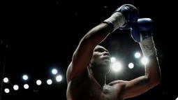 Ekspresi petinju Panama, Jezreel Corrales, setelah mengalahkan petinju Jepang, Takashi Uchiyama dalam laga Kelas Bulu Super WBA di Ota City General Gymnasium, Tokyo, Jepang, (27/4/16). (Reuters/Issei Kato)