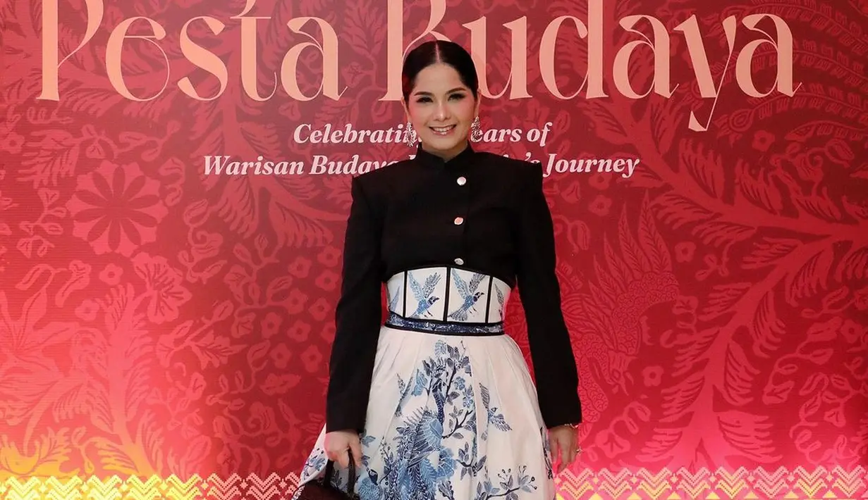 Annisa Pohan, istri Menteri Agraria Agus Harimurti Yudhoyono (AHY), mencuri perhatian dalam balutan busana elegan saat menghadiri Pesta Budaya dalam rangka perayaan HUT ke-3 Warisan Budaya Indonesia yang diselenggarakan pada Jumat, 8 November 2024. [@annisayudhoyono].