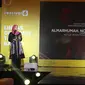 Siti Rahmawati, mewakili almarhumah Norbaiti Isran Noor menerima Anugerah Inspiratif Liputan6.com dalam acara Festival 6, Lintas Generasi Tanpa Batas di The Dome Senayan Park, Sabtu (8/7/2023). (Liputan6.com/Angga Yuniar)