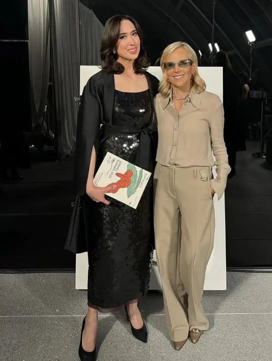 Didapuk menjadi menteri pariwisata kabinet Merah Putih Prabowo-Gibran, kali ini Widi Wardana tampil bersanding dengan sang desainer ternama Tory Burch. [Foto: Instagram/ Widi Wardhana]