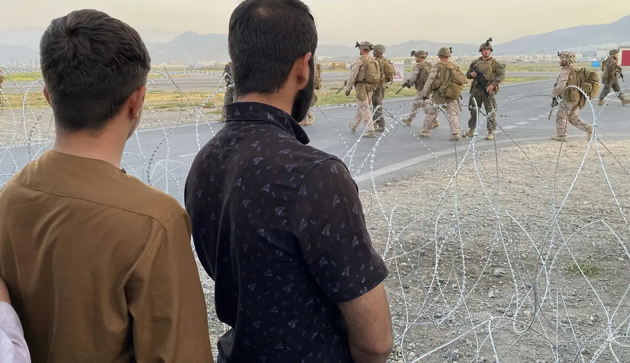Tentara AS berjaga di bandara internasional di Kabul, Afghanistan (16/8/2021). Pengambilalihan untuk memastikan keamanan evakuasi para diplomat staf kedutaan besar AS dari ibu kota Afghanistan usai Taliban berhasil menduduki Kabul dan istana kepresidenan. (AP Photo/Shekib Rahmani)