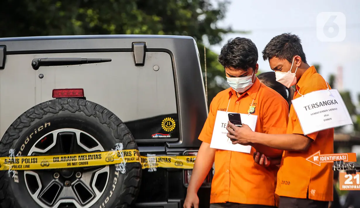 <p>Tersangka Mario Dandy Satriyo dan Shane Lukas menjalani rekonstruksi penganiayaan David Ozora di Perumahan Green Permata, Jakarta, Jumat (10/3/2023). Sebanyak 23 adegan diperagakan dalam rekonstruksi kasus penganiayaan terhadap Cristalino David Ozora. (Liputan6.com/Faizal Fanani)</p>