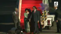 Istri PM Mahathir Mohamad memilih busana yang kontras dari Ibu Iriana Jokowi ketika tiba di Indonesia (Liputan6.com/vidio.com)
