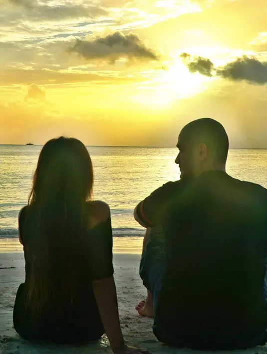 "Dan setau saya pihak yg menulis di PATH sudah mengakui kesalahan nya dan dia berjanji akan minta maap lewat media 😊 untuk menclear kan nama baik calon suami saya 😊" lanjut kekasih Okan Cornelius. (Instagram/okankornelius)